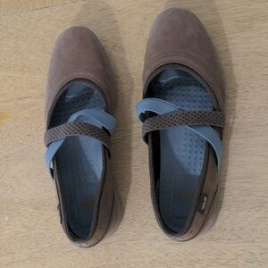 Teva Hydro-Life Mary Jane slip on shoes, women's 9.5, tan excellent condition